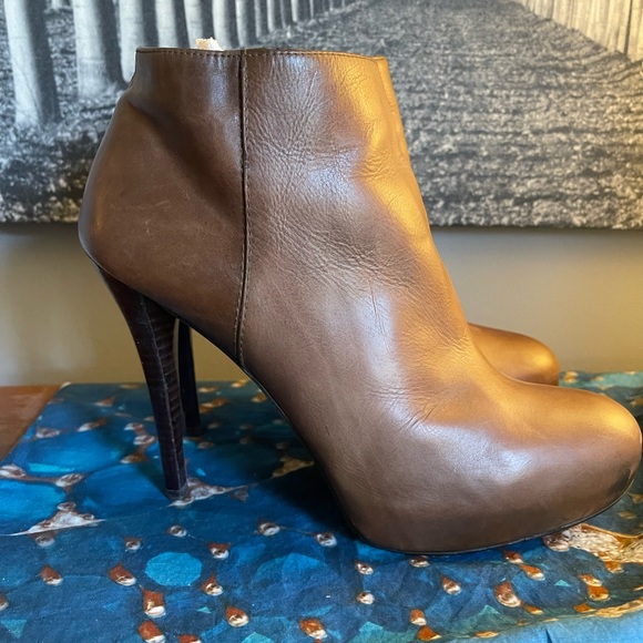 Stuart Weitzman brown leather booties - Picture 2 of 9